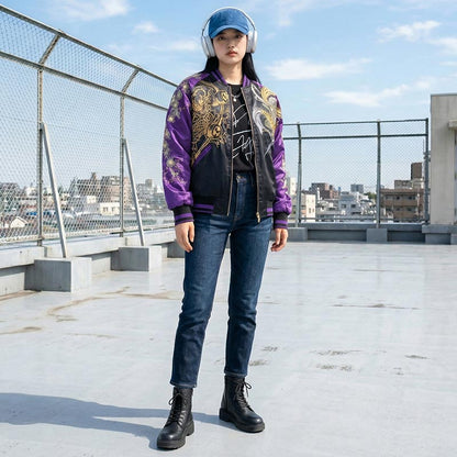 Frau trägt lila goldene Raijin Sukajan Jacke auf Schuldach mit Tokio Skyline