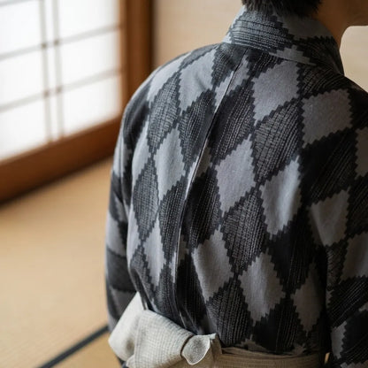 Rückansicht des Herren-Kimonos mit durchgehendem Rautenmuster