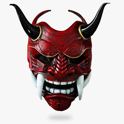 Rote Oni Maske mit markanten schwarzen Hörnern im Detail