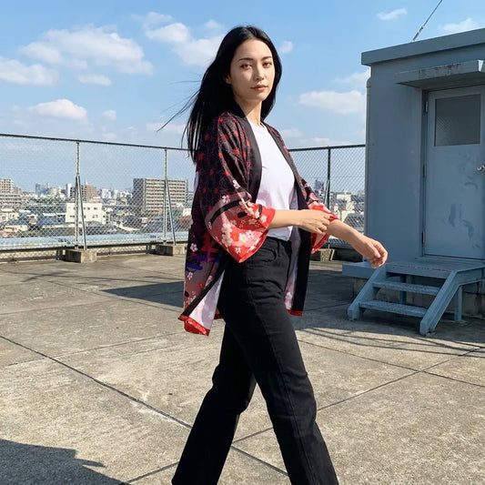 Rote Sakura Kitsune Haori Jacke auf einem Dach, Ärmel vom Wind angehoben