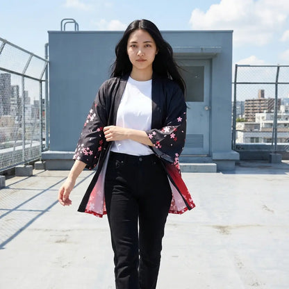 Kimono Jacke mit rotem Saum auf einer Dachterrasse fotografiert