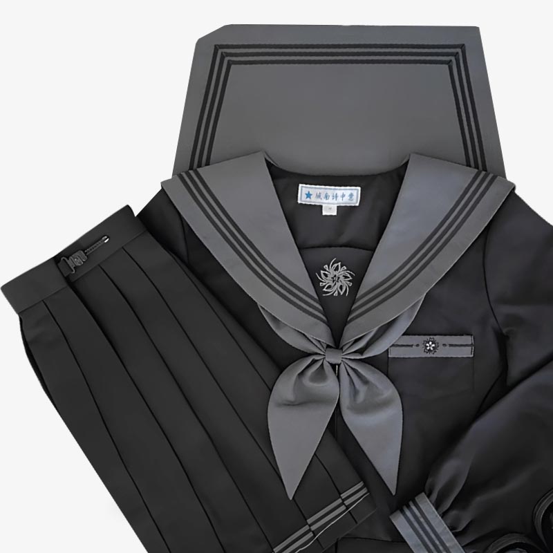 Japanische Matrosenuniform in Schwarz und Grau mit Schleife am Kragen