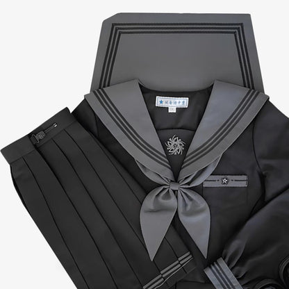 Japanische Matrosenuniform in Schwarz und Grau mit Schleife am Kragen