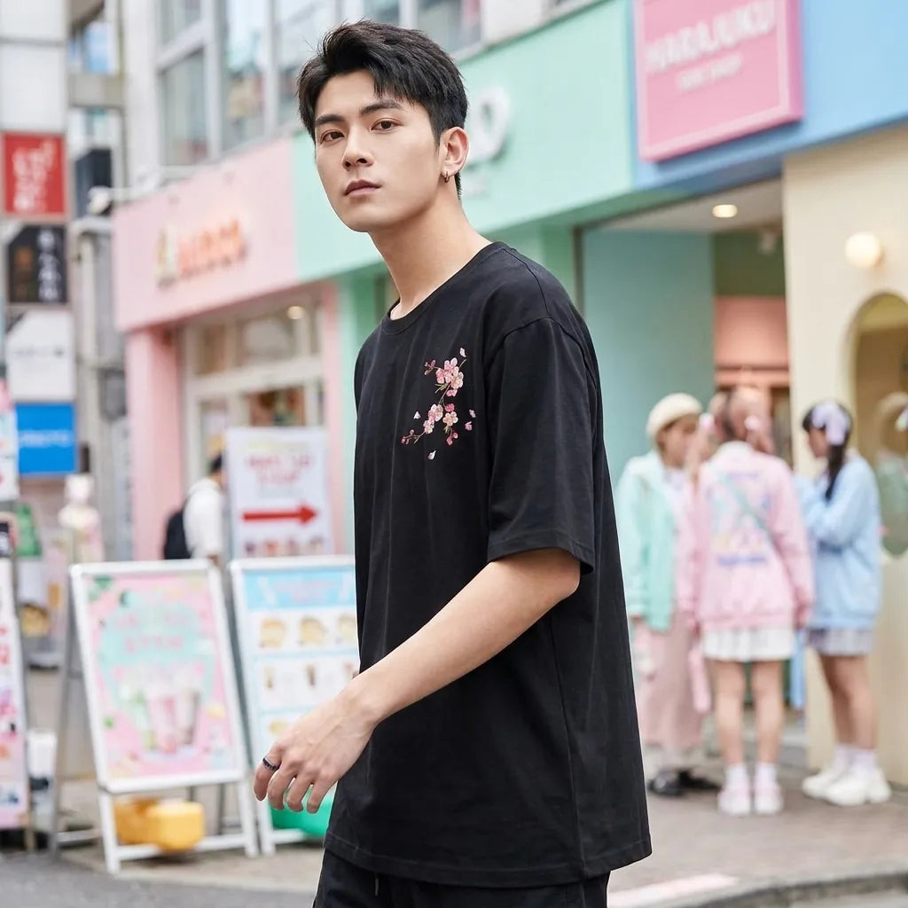 Schwarzes Sakura Shirt mit gestickten Kirschblüten von vorne