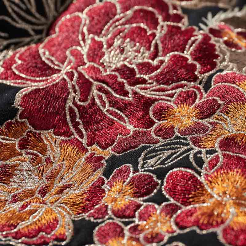Hoodie mit bestickten Sakura Blüten, zartes Blumenmotiv auf weichem Baumwollstoff