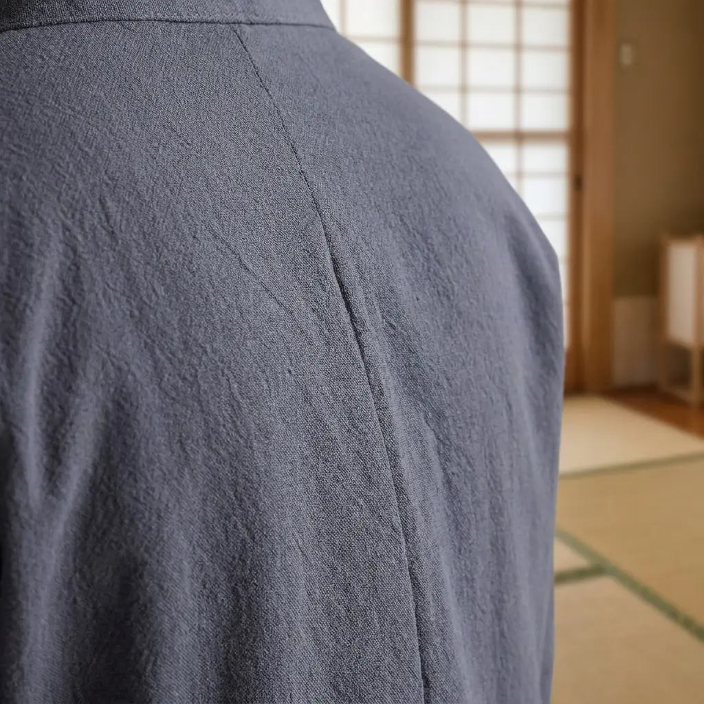 Nahaufnahme der Rückenstickerei des traditionellen Samue Kimono Cardigans