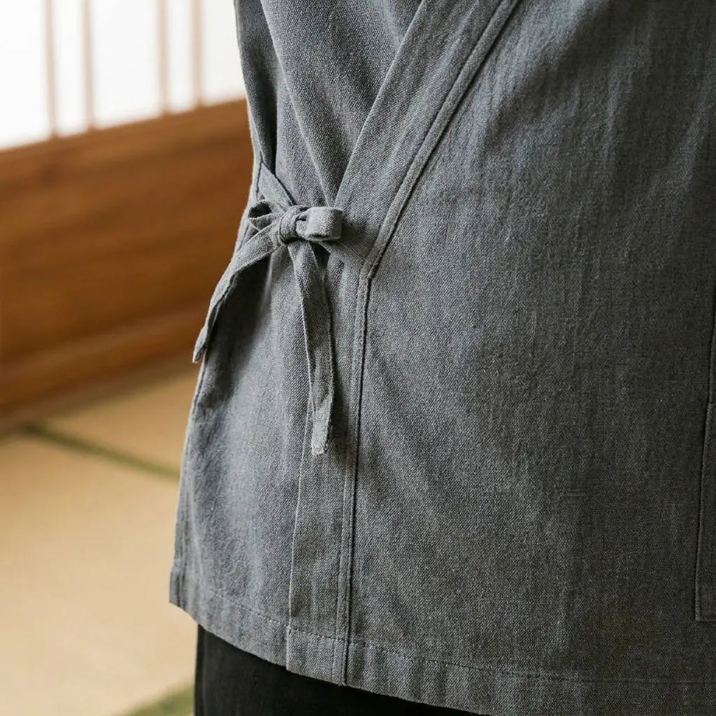 Nahaufnahme von bedrucktem Stoff und Ärmel des Samue Kimono Cardigans