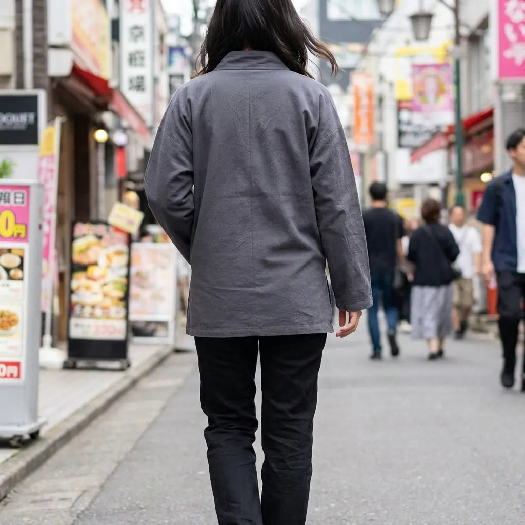 Frau von hinten trägt Samue Kimono Cardigan auf einer Straße in Harajuku