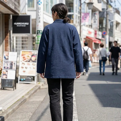 Frau von hinten mit Samue Jacke in einer Harajuku Straße