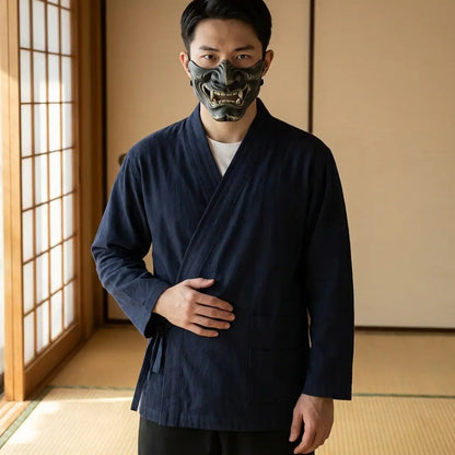 Mann trägt Samue Jacke in traditionellem japanischen Washitsu-Raum mit Shoji-Schiebetüren