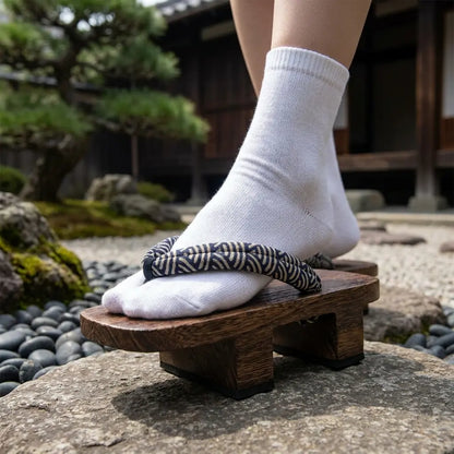 Samurai Geta Sandalen auf einem Gartenstein im japanischen Garten fotografiert