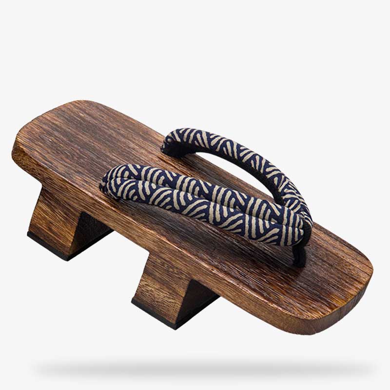 Samurai Geta Sandalen aus Holz mit stabilen Riemen und dicker Sohle für sicheren Halt