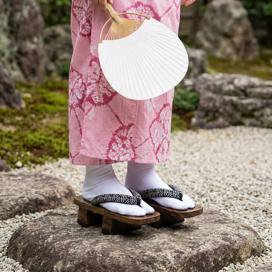 Samurai Geta Sandalen kombiniert mit einem rosa Kimono im japanischen Garten
