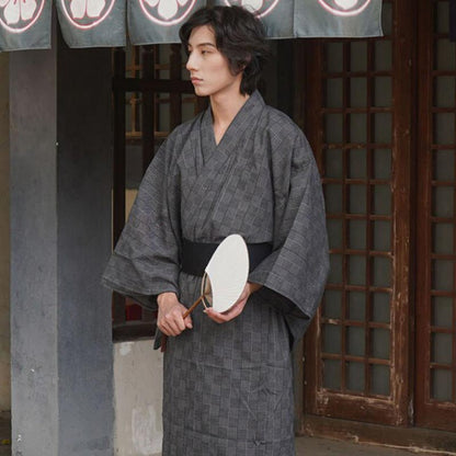 Mann trägt Samurai Kimono für Herren und hält einen japanischen Fächer