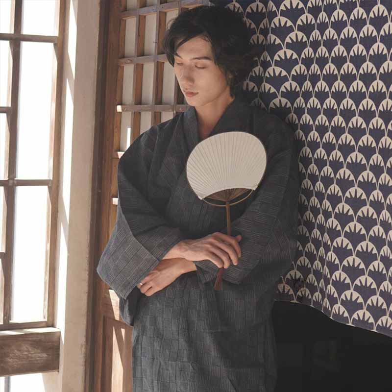 Rückansicht des Samurai Kimonos für Herren mit weißem Fächer