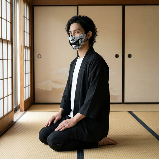Samurai Menpo Maske im Profil mit geschnitzten Wangenlinien, kniend auf Tatami