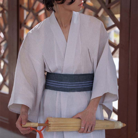 Mann im weißen Yukata trägt Samurai Obi Gürtel mit Bambusschirm