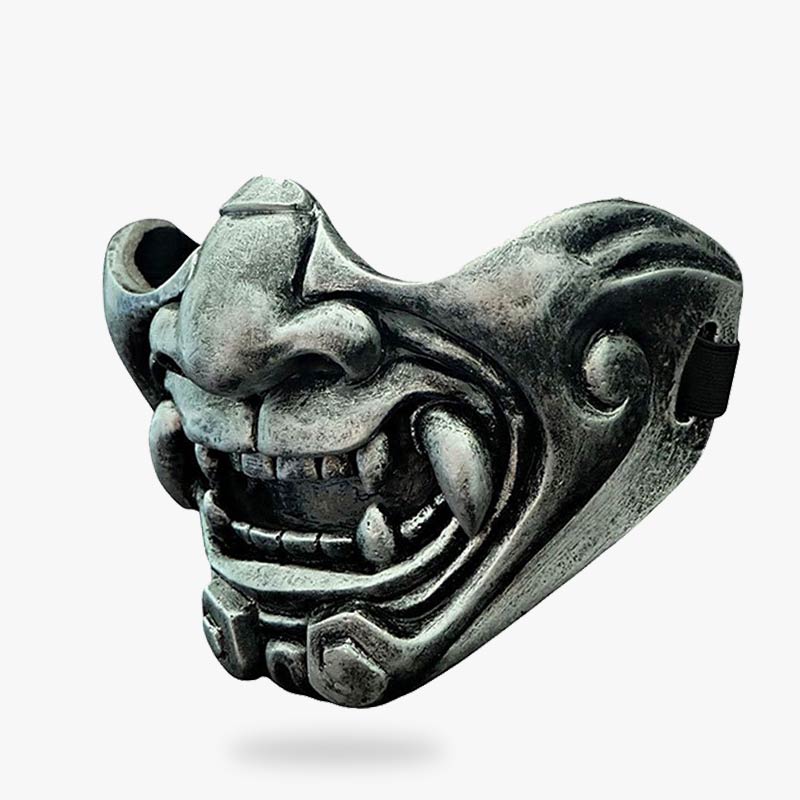 Detailansicht der Samurai Oni Maske mit dämonischem Gesichtsausdruck aus Fiberglas