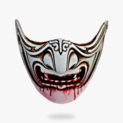 Weiße Samurai Oni Halbmaske mit Blutspritzern und Dämonengesicht