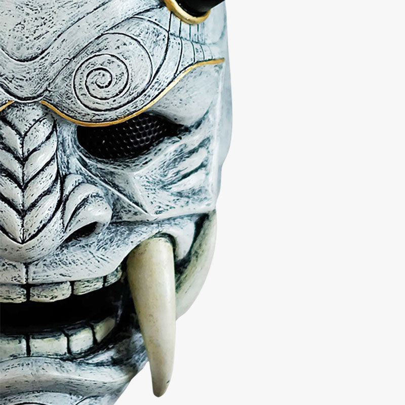 Weiße Samurai Oni Maske mit von einem Kunsthandwerker bemalten Details, Hörnern und scharfen Zähnen