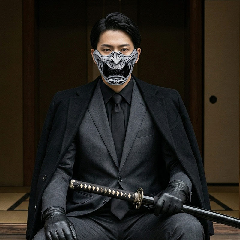 Mann im dunklen Anzug mit Oni Maske und Katana in traditioneller Umgebung