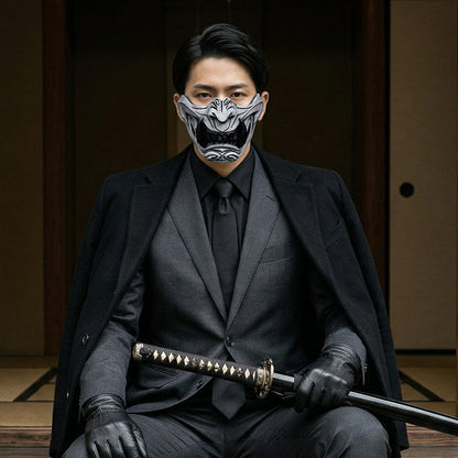 Mann im dunklen Anzug mit Oni Maske und Katana in traditioneller Umgebung