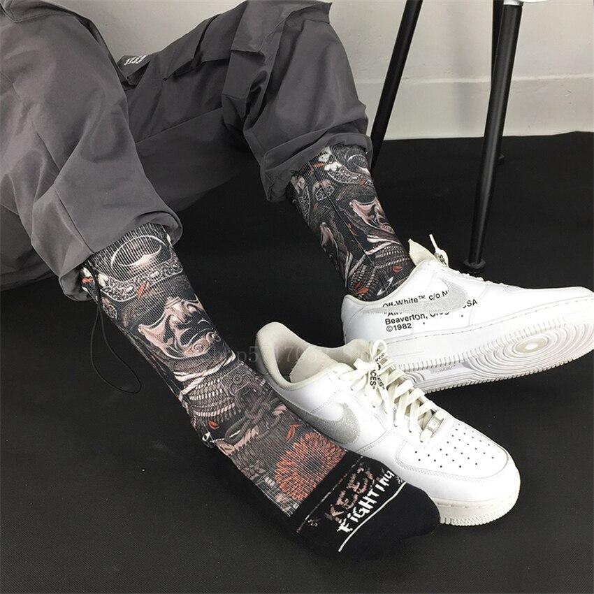 Samurai Socken für Herren mit Rüstungsmuster und Helm im Detail