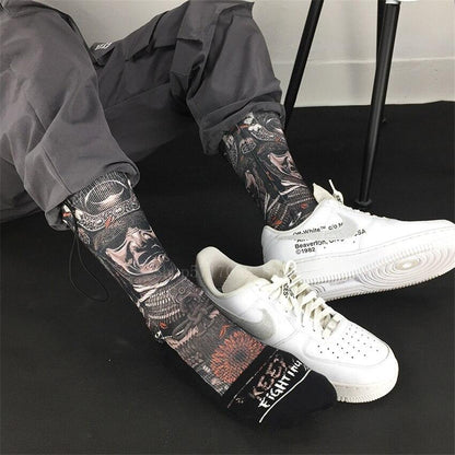 Samurai Socken für Herren mit Rüstungsmuster und Helm im Detail