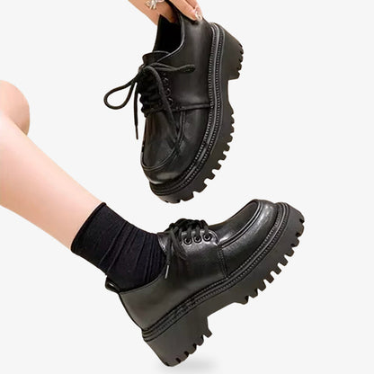 Schwarze Schuluniform Schuhe mit 5,5 cm Plateau, Gummisohle und Kunstleder im klassischen Design
