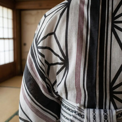 Herren-Kimono in Schwarz und Weiß offen getragen, Rückansicht