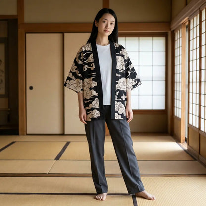 Frau trägt schwarze Haori Jacke in einem Raum mit Tatami und Shoji