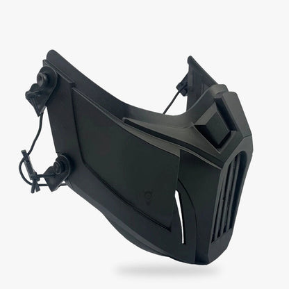 Schwarze Ninja-Maske verdeckt die untere Gesichtshälfte