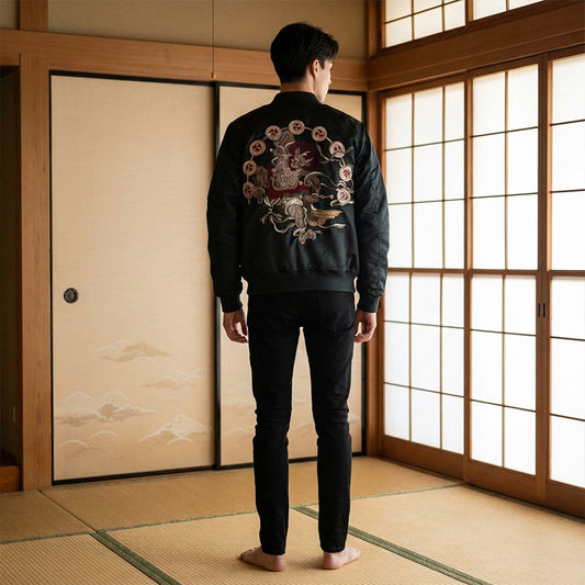 Person trägt schwarze Raijin Jacke mit Blumenstickerei in traditionellem japanischem Raum
