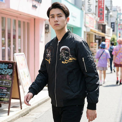 Mann trägt schwarze Sukajan Bomberjacke mit japanischem Design im urbanen Umfeld