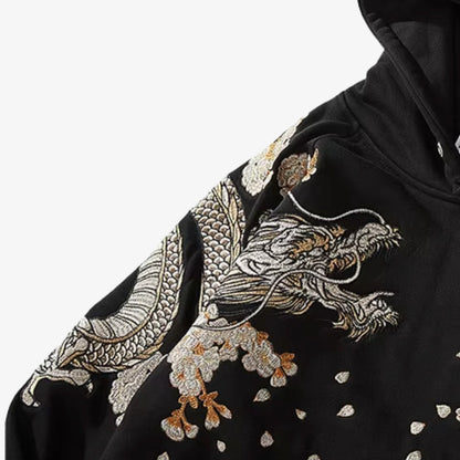 Schwarzer Drachen Hoodie mit detailreicher Stickerei auf weißem Hintergrund