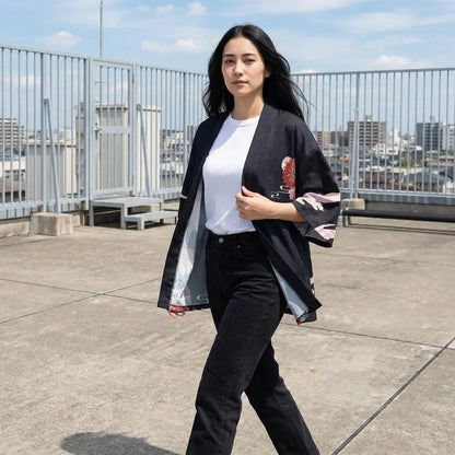 Schwarzer Haori für Damen offen getragen über weißem T-Shirt auf Dachterrasse
