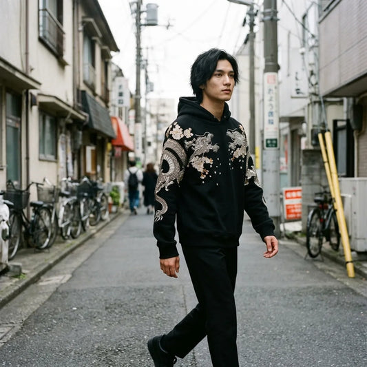 Schwarzer Streetwear Hoodie mit bestickten Drachenärmeln beim Gehen in Tokio