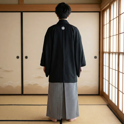 Rückansicht des schwarzen Herren-Kimono-Sets mit Hakama und Haori
