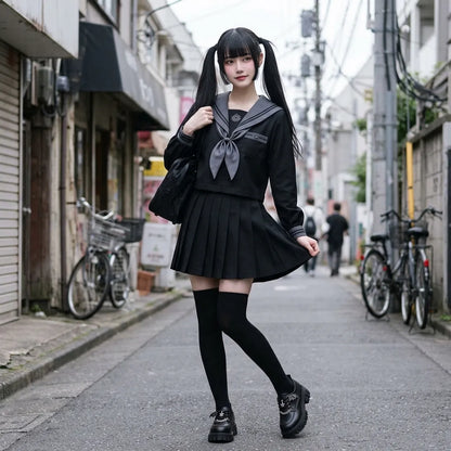Schwarzer Sailor Fuku mit grauem Kragen und Schleife, getragen in einer Seitenstraße in Harajuku mit Schultasche
