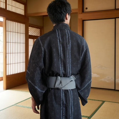 Rückansicht des schwarzen Yukata mit weiten Ärmeln