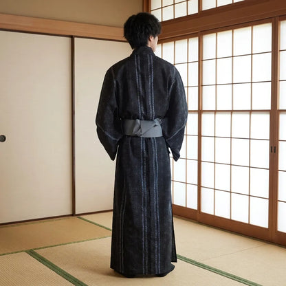 Schwarzer Herren-Yukata von hinten mit klarer Musterstruktur