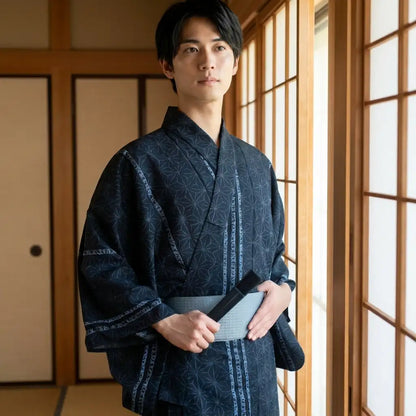 Herren-Yukata in Schwarz mit traditionellem Wagara-Muster