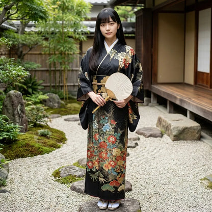 Schwarzes Kimono Kleid Damen mit dunklem botanischem Blumenprint und Wickeldesign
