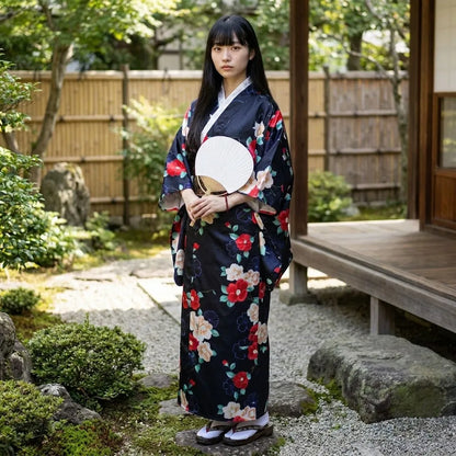 Rückenansicht des schwarzen Kimono Kleids mit One-Size-Wickelschnitt