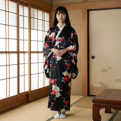 Schwarzes Kimono Kleid mit Kamelienmotiv offen über dunklem Outfit getragen