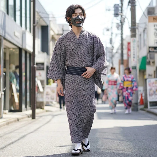 Herren Kimono mit Seigaiha Wellenmuster und weiten Ärmeln in Vorderansicht