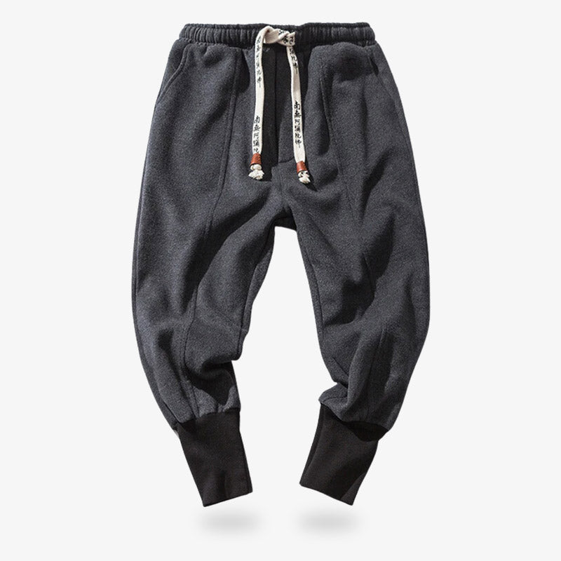 Enge Shinobi Jogginghose am Wadenbereich im japanisch inspirierten Streetwear-Stil