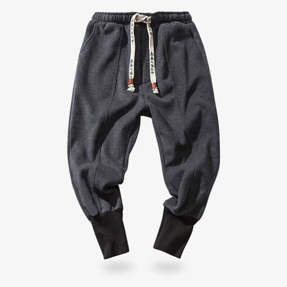 Enge Shinobi Jogginghose am Wadenbereich im japanisch inspirierten Streetwear-Stil