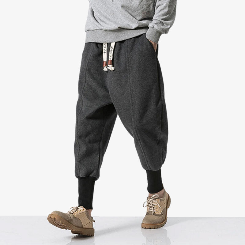 Mann trägt Shinobi Jogginghose mit engem Beinabschluss im urbanen Streetwear-Look