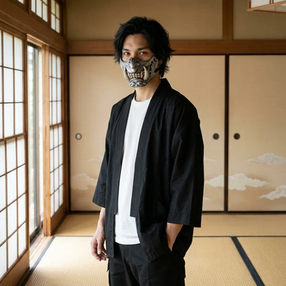 Silberne Oni Halbmaske mit Elfenbein-Zähnen in einem japanischen Tatami-Raum getragen